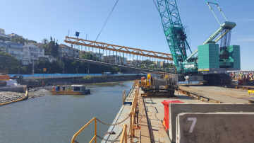 Positioning a heavy lift